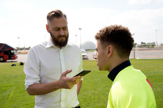 Journalisten Olof Lundh intervjuar Sveriges Jordan Larsson