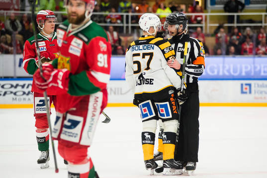 Skellefteås Emil Djuse i samtal med Domare Mikael Andersson