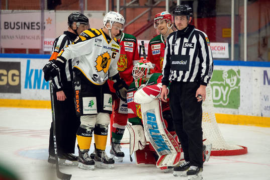 Skellefteås Pontus Petterström och Moras målvakt Mattias