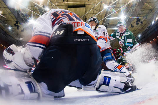 Växjös Peter Andersson håller undan Frölundas Carl