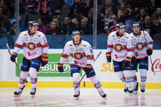 Växjös Adam Brodecki jublar med lagkamrater