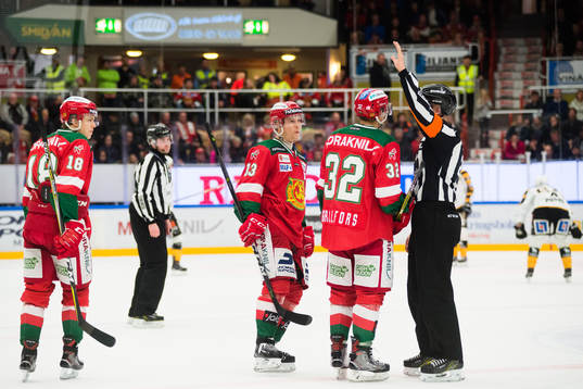 Moras spelare i samtal med Domare Mikael Andersson