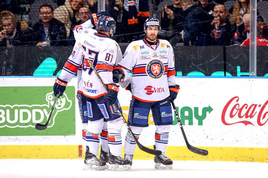 Växjös Andrew Calof jublar med lagkamrater