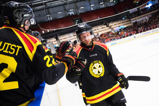 Brynäs Jonathan Granström firar 4-1 målet med lagkamrater