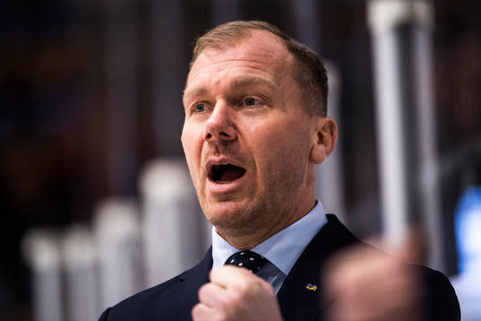 s tränare Johan Lindbom jublar