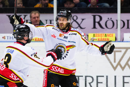 Luleås Daniel Sondell (h) jublar med Nils Lundkvist (v)