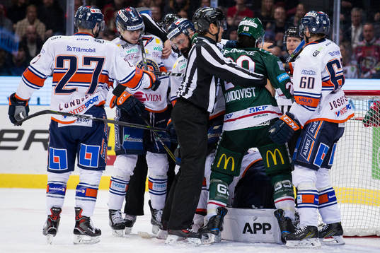 Växjös Daniel Rahimi och Frölundas Joel Lundqvist i kamp
