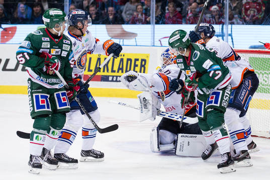 Växjös målvakt Viktor Fasth med en räddning