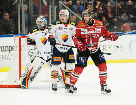 Örebros Joakim Andersson oroar framför Djurgårdens