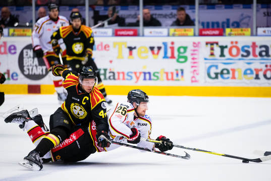 Brynäs Jacob Blomqvist i kamp om pucken med Luleås Anton