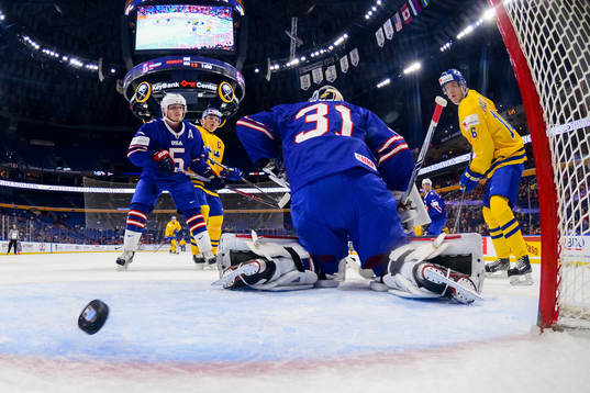Sveriges Lias Andersson och Linus Lindström ser 1-0-pucken