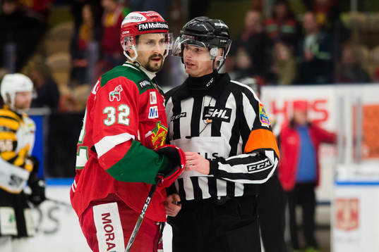 Moras Daniel Grillfors i samtal med Domare Mikael Andersson