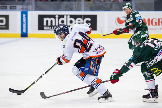 Växjös Brendan Shinnimin före Frölundas Max Friberg