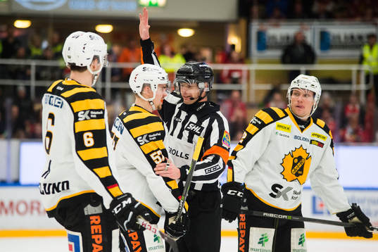 Skellefteås Emil Djuse i samtal med Domare Mikael Andersson