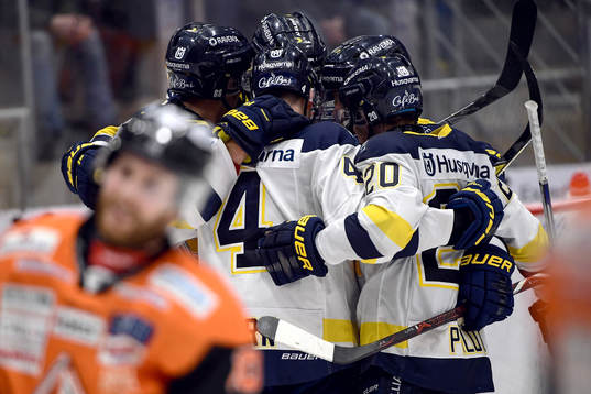 s Pierre Engvall jublar med lagkamrater