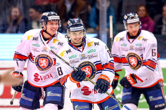 Växjös Adam Brodecki jublar med lagkamrater