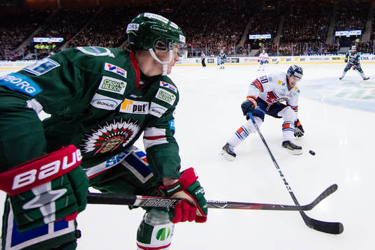 Frölundas Victor Olofsson slår en passning förbi