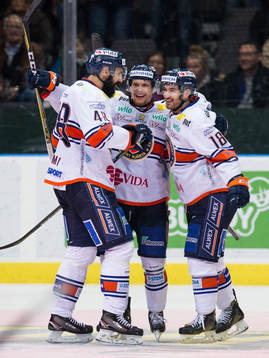 Växjös Andrew Calof jublar och omfamnas