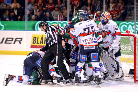 Stökigt framför Växjös målvakt Viktor Fasth