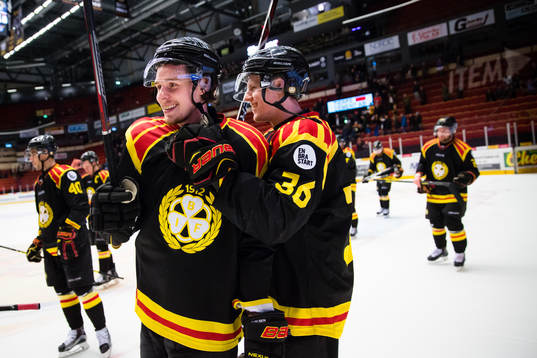 Brynäs Lucas Carlsson firar segern med Linus Ölund (h)