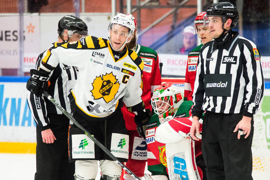 Skellefteås Pontus Petterström och Moras målvakt Mattias