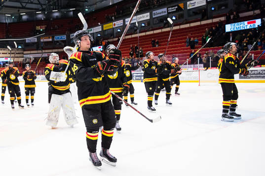 Brynäs med Linus Ölund närmast i bild jublar och tackar