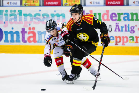 Brynäs Daniel Mannberg tar sig förbi Luleås Ryan Johnston