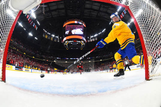 Sveriges Rasmus Dahlin slår undan pucken