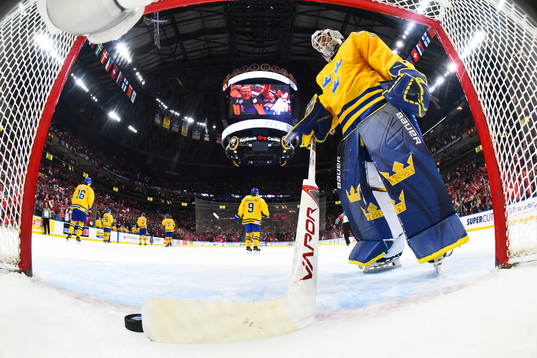 Sveriges målvakt Filip Gustavsson deppar