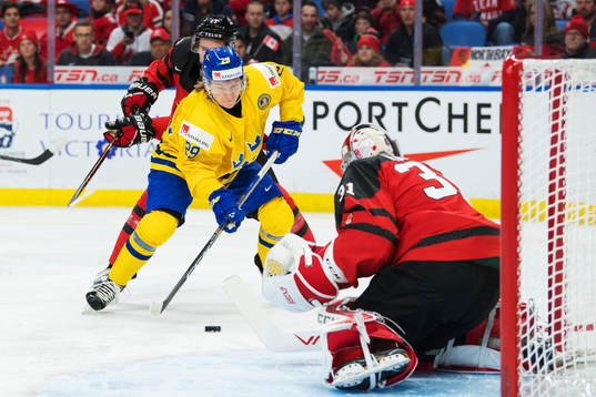 Sveriges Oskar Steen utmanar Kanadas målvakt Carter Hart