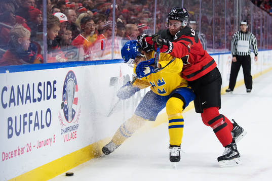 Sveriges Timothy Liljegren tacklas av Kanadas Dillon Dube