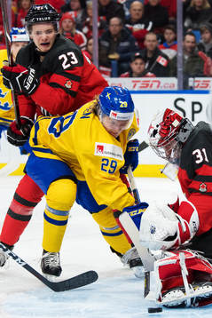 Kanadas Sam Steel och målvakt Carter Hart utmanas av