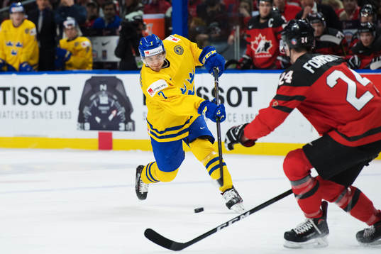 Sveriges Timothy Liljegren skjuter ett skott