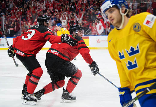 Kanadas Sam Steel och Dillon Dube jublar samtidigt som