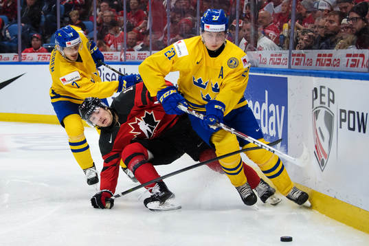 Sveriges Timothy Liljegren och Jacob Moverare kämpar mot
