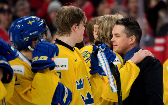 Sveriges förbundskapten Tomas Montén deppar och kramar om
