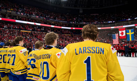 Sveriges målvakt Filip Larsson, Marcus Davidsson och Erik