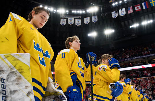 Sveriges målvakt Filip Larsson, Marcus Davidsson och Erik