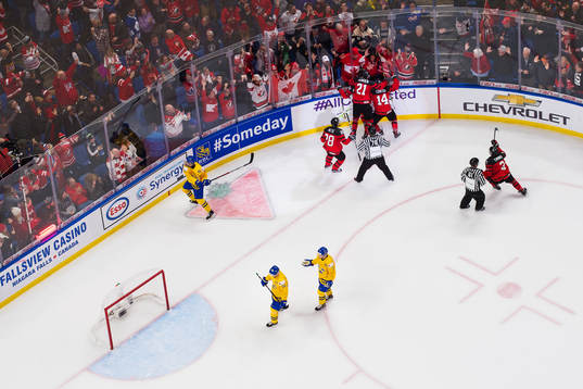Sveriges Rasmus Dahlin slår sin klubba i sargen och Lias