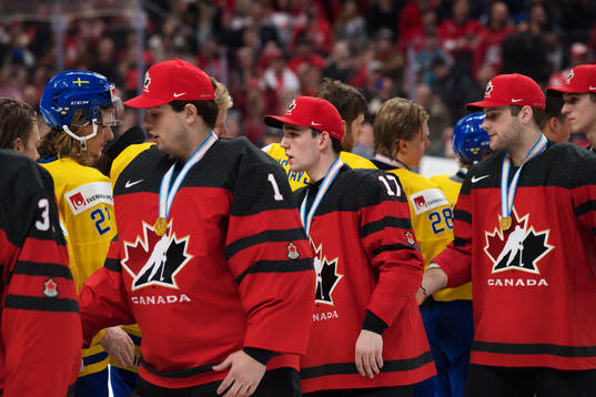 Kanadas målvakt Colton Point och Tyler Steenbergen tackar