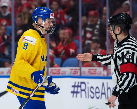 Sveriges Rasmus Dahlin i en diskussion med en av domarna