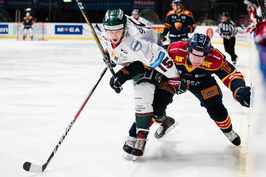 Frölundas Matt Donovan i kamp om pucken med Djurgårdens