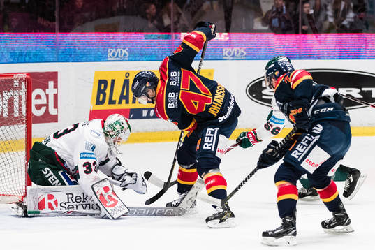 Frölundas målvakt Johan Mattsson utmanas av Djurgårdens