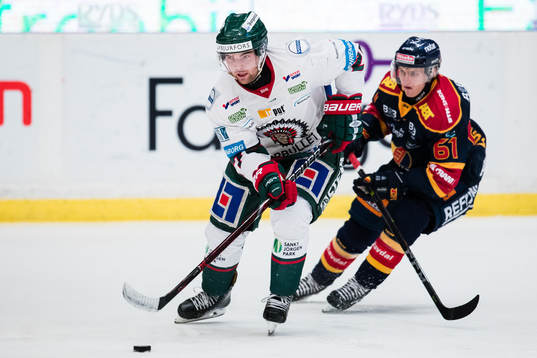 Frölundas Ponthus Westerholm jagas av Djurgårdens Markus