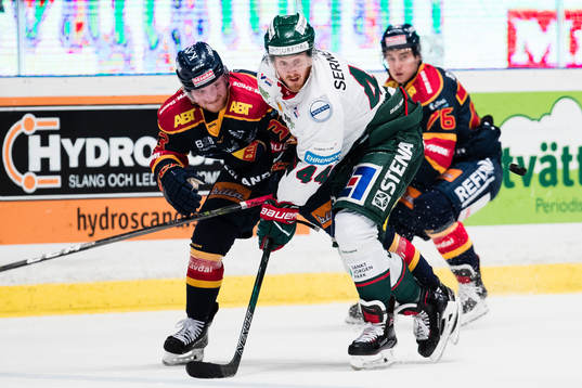 Djurgårdens Linus Hultström i en närkamp med Frölundas