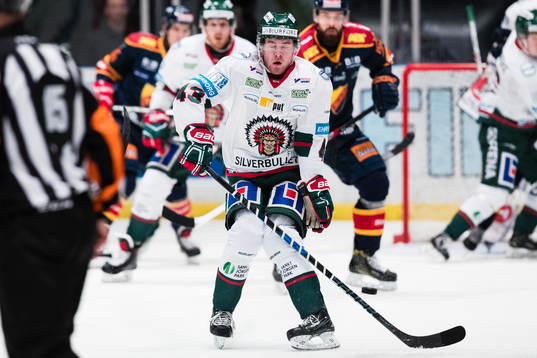 Frölundas Jesper Emanuelsson täcker ett skott