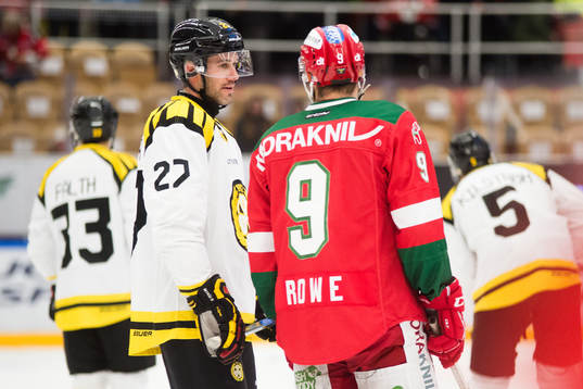 Brynäs Drew Miller och Moras Andrew Rowe före