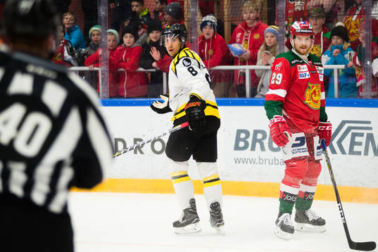 Brynäs Aaron Palushaj och Moras Marcus Fagerudd reagerar