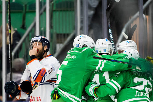 Rögles Juhamatti Aaltonen jublar