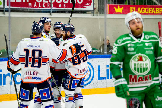 Rögles Janne Jalasvaara deppar medan Växjös spelare